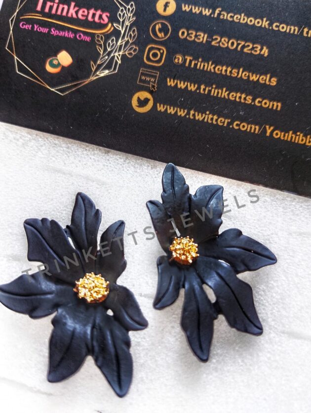 Handcrafted black clay floral studs with leafy petals and a center rhinestone in copper. Artisanal jewelry, blending nature-inspired design with the warmth of clay craftsmanship.