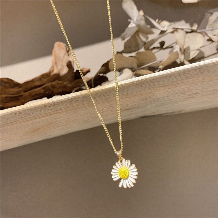 Trinketts Daisy Charm Pendant - Timeless Floral Elegance"